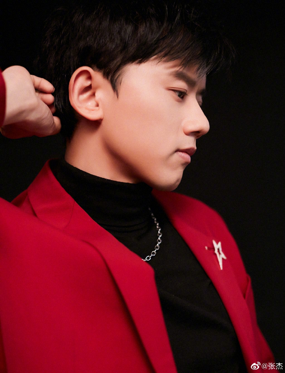 张杰穿灰色运动装休闲低调 深夜现身拎包疾走赶路