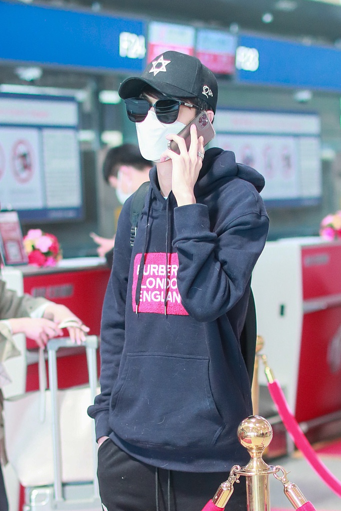 秦霄贤穿卫衣阳光帅气 满屏大长腿蹲地尽显反差萌