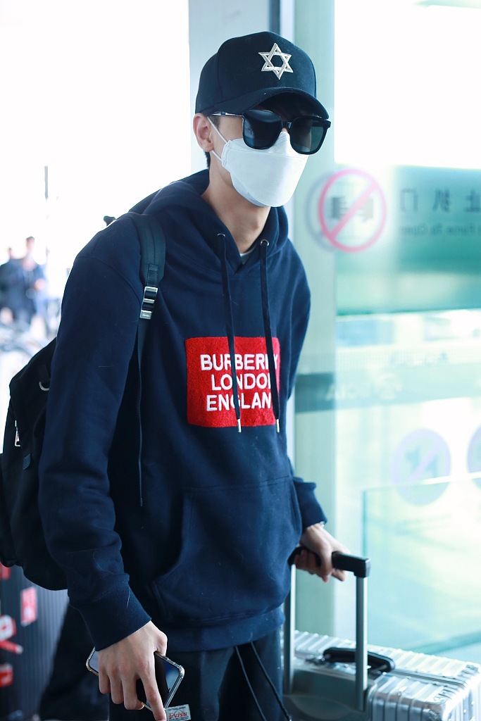 秦霄贤穿卫衣阳光帅气 满屏大长腿蹲地尽显反差萌