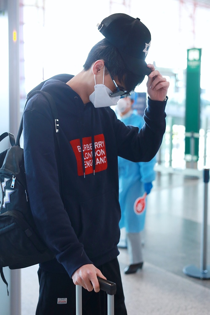 秦霄贤穿卫衣阳光帅气 满屏大长腿蹲地尽显反差萌