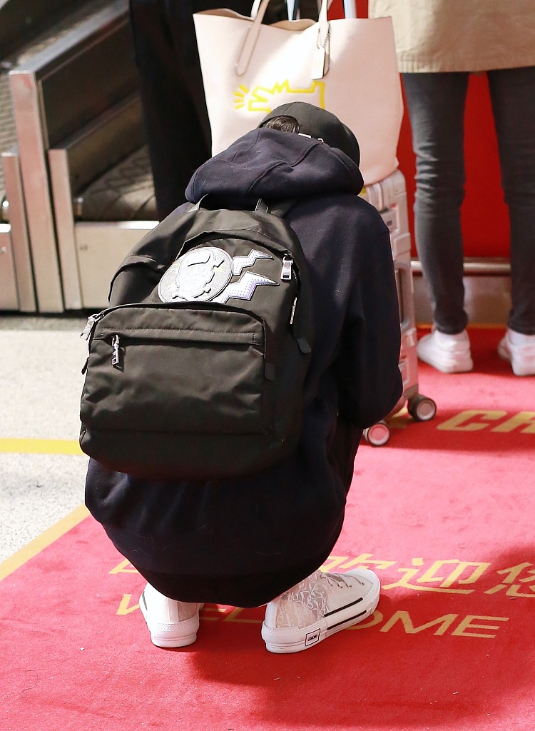 秦霄贤穿卫衣阳光帅气 满屏大长腿蹲地尽显反差萌