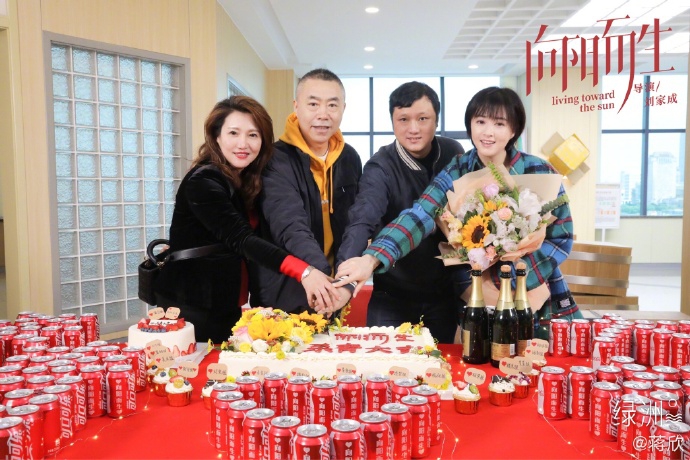蒋欣新戏杀青晒合影 捧花束与演员同切蛋糕氛围温馨