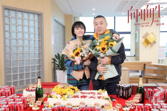 蒋欣新戏杀青晒合影 捧花束与演员同切蛋糕氛围温馨