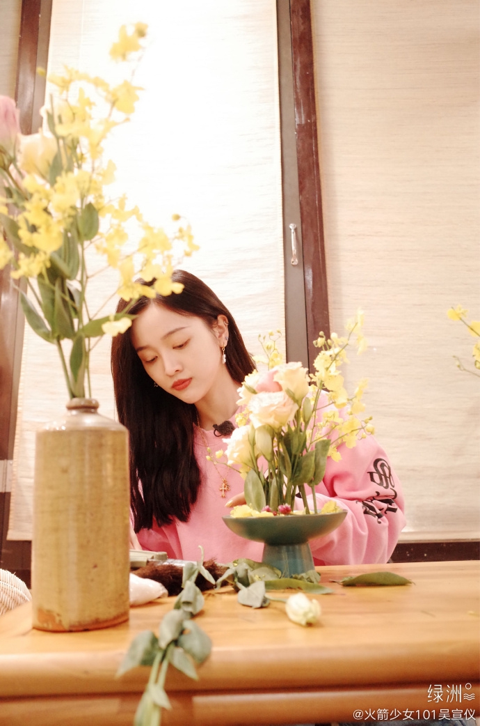 吴宣仪插花享受生活 少女加鲜花画面唯美