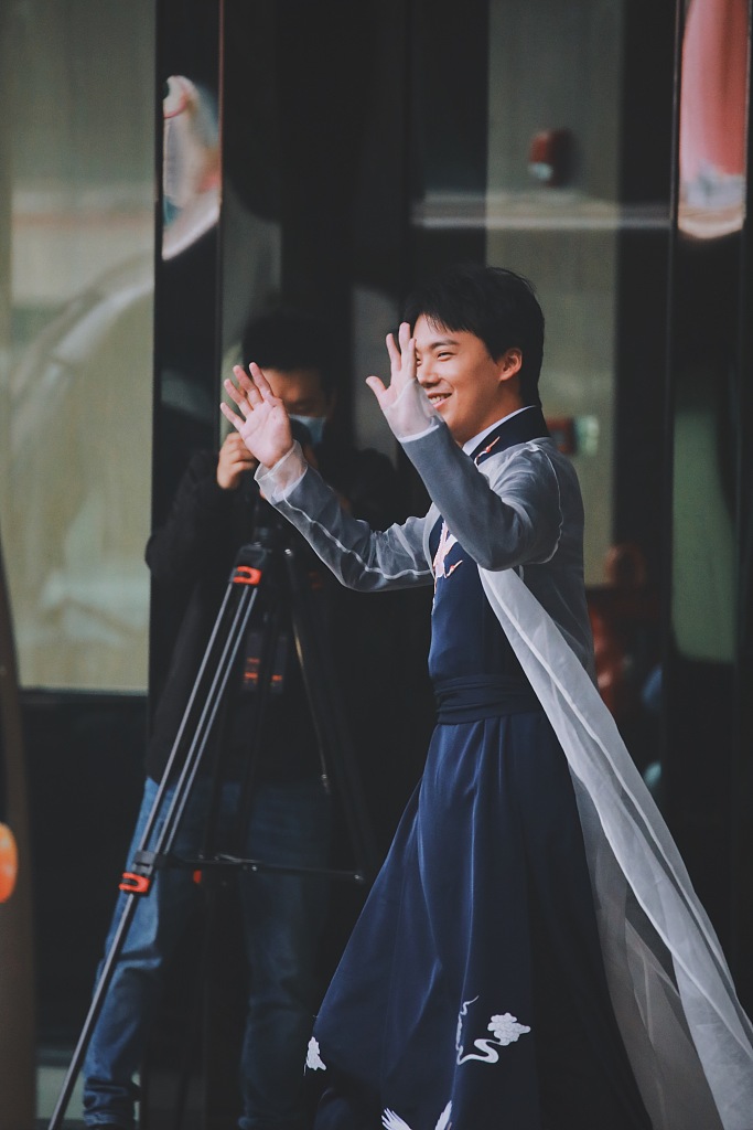 郭麒麟穿古装变身翩翩少年 甜笑招手超暖心