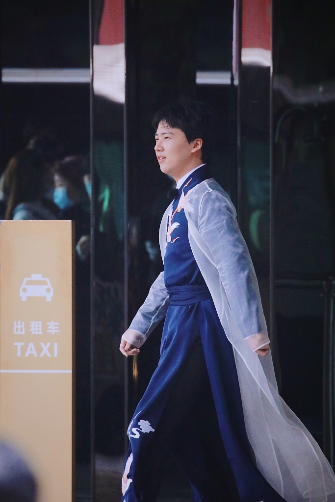 郭麒麟穿古装变身翩翩少年 甜笑招手超暖心