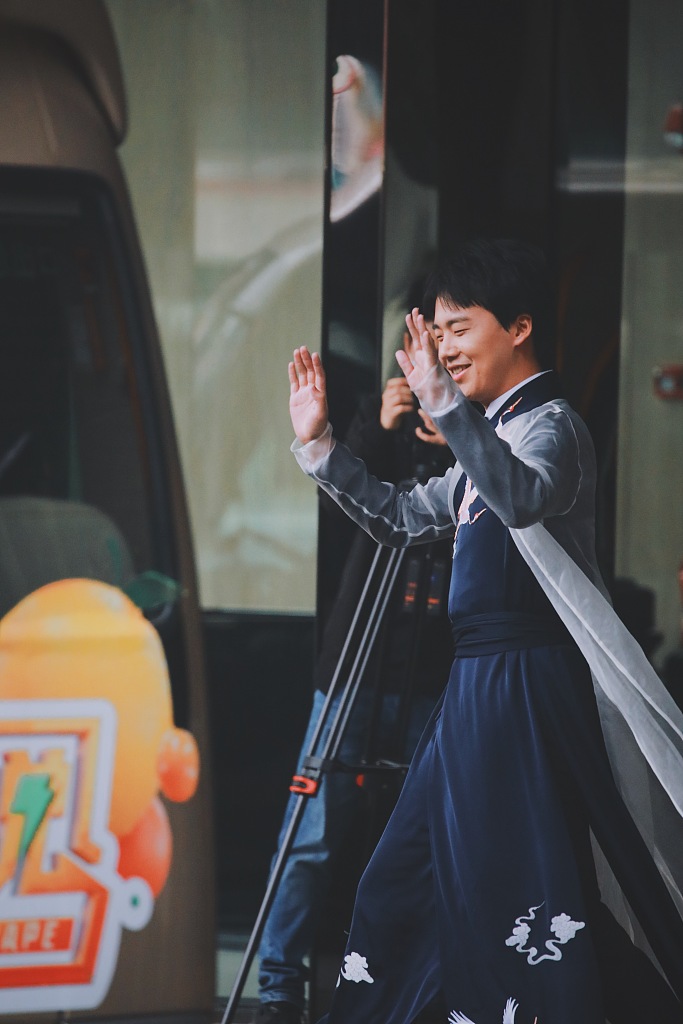 郭麒麟穿古装变身翩翩少年 甜笑招手超暖心