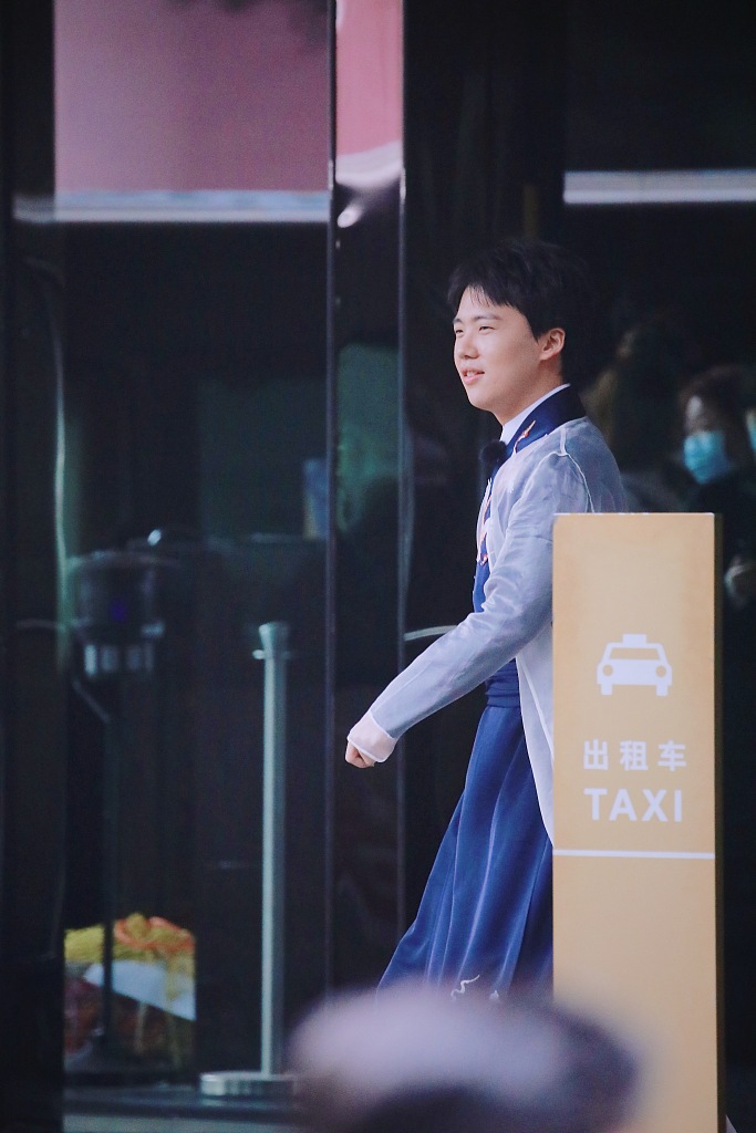 郭麒麟穿古装变身翩翩少年 甜笑招手超暖心