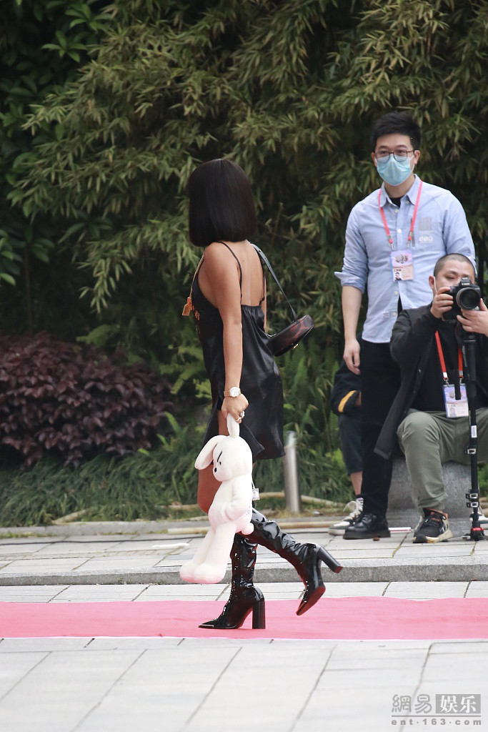 吉克隽逸穿吊带裙踩长靴 拎“兔子”又美又飒