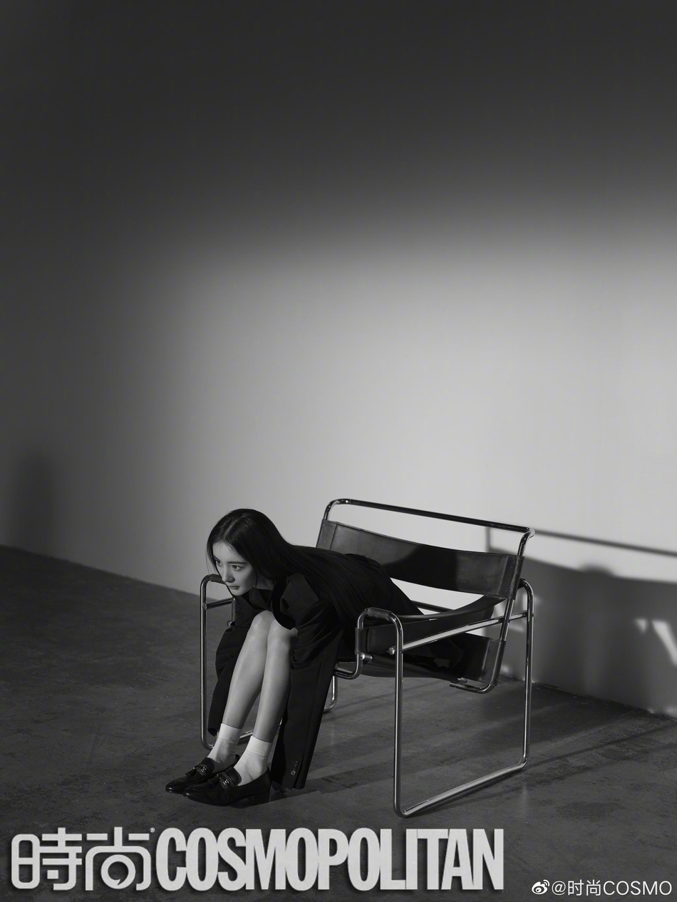 杨幂黑长直杂志大片曝光 西装衬衫造型时髦性感