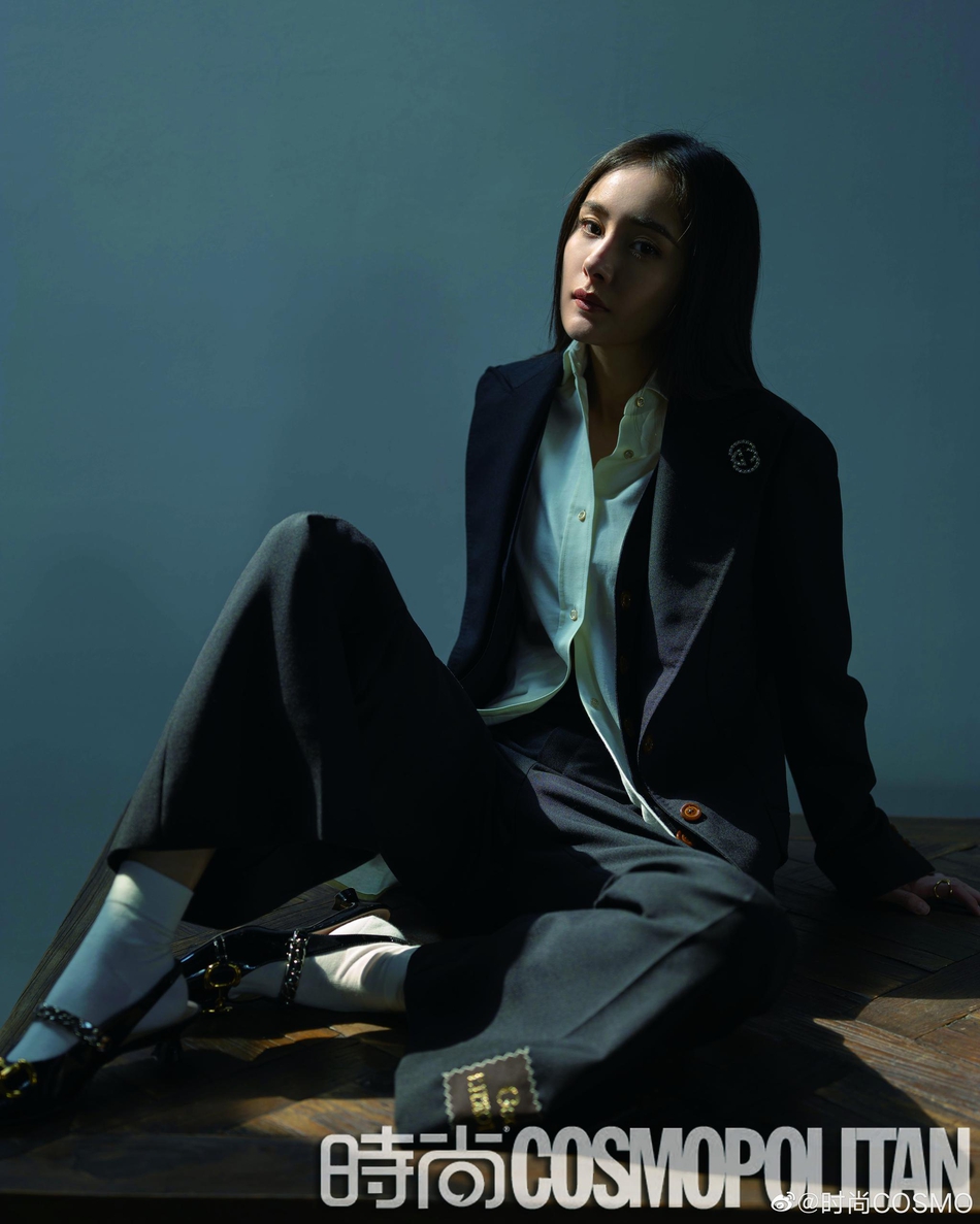 杨幂黑长直杂志大片曝光 西装衬衫造型时髦性感