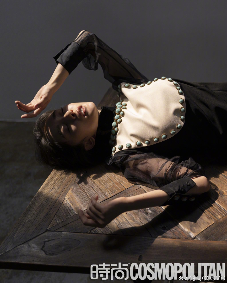 杨幂黑长直杂志大片曝光 西装衬衫造型时髦性感