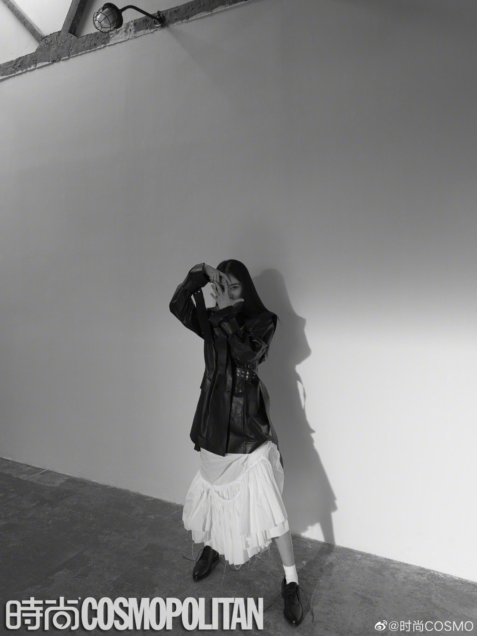 杨幂黑长直杂志大片曝光 西装衬衫造型时髦性感
