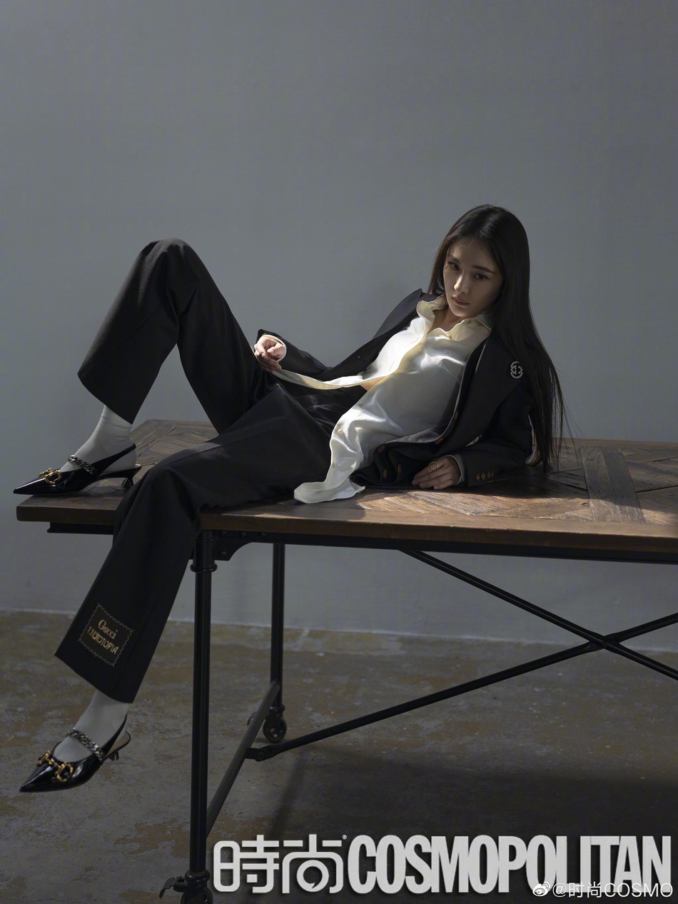 杨幂黑长直杂志大片曝光 西装衬衫造型时髦性感