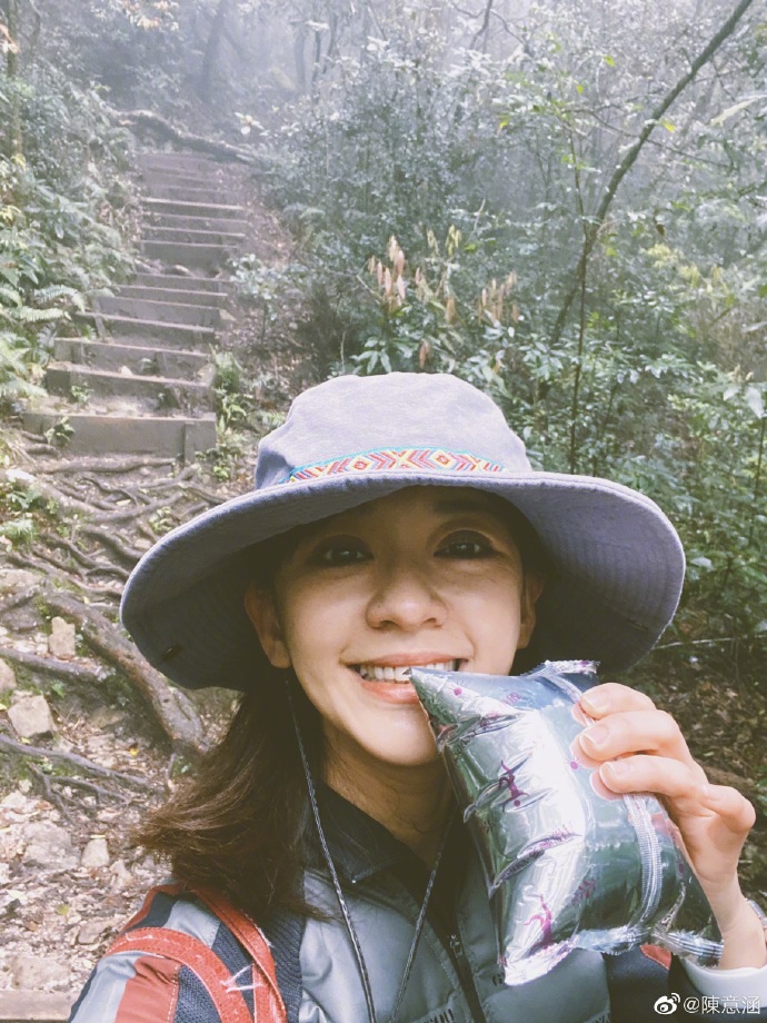 陈意涵与友人登山元气满满 悬崖峭壁徒手攀爬场面超惊险