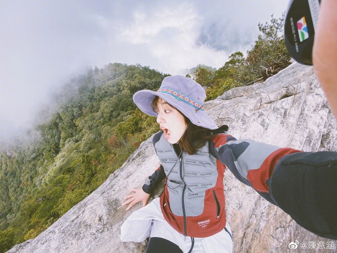 陈意涵与友人登山元气满满 悬崖峭壁徒手攀爬场面超惊险