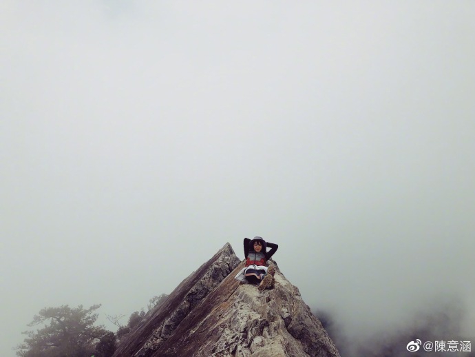 陈意涵与友人登山元气满满 悬崖峭壁徒手攀爬场面超惊险