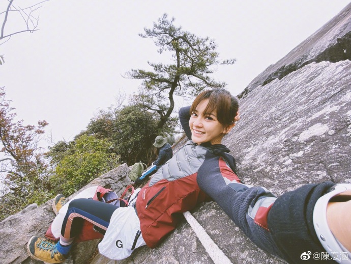 陈意涵与友人登山元气满满 悬崖峭壁徒手攀爬场面超惊险
