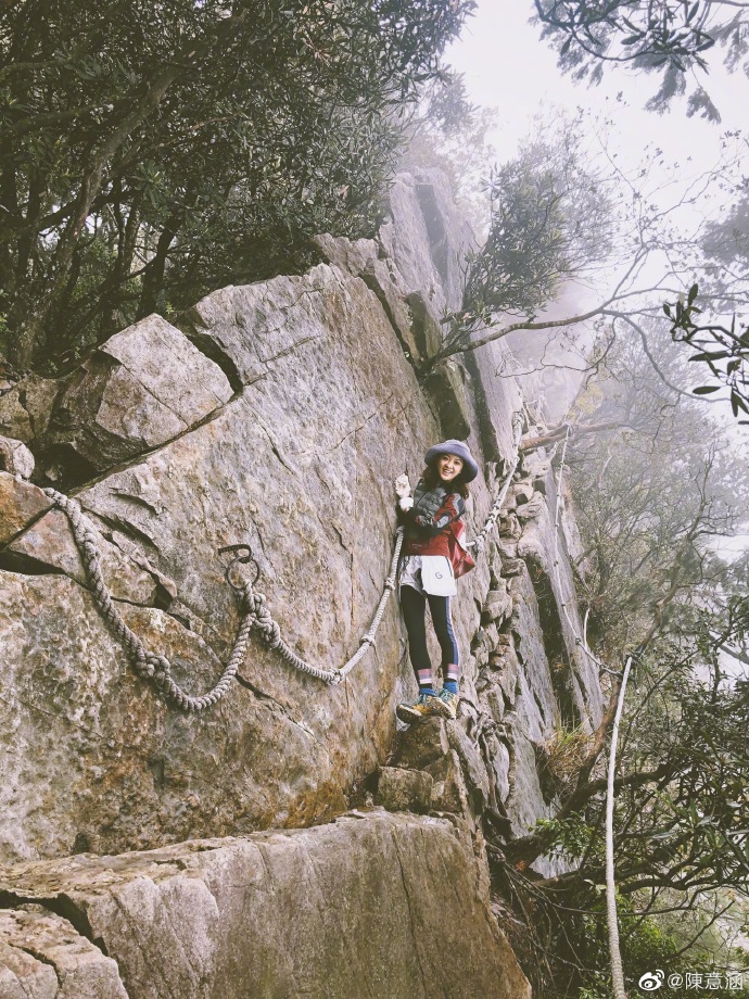 陈意涵与友人登山元气满满 悬崖峭壁徒手攀爬场面超惊险