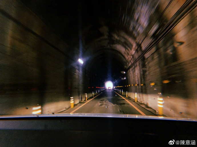 陈意涵与友人登山元气满满 悬崖峭壁徒手攀爬场面超惊险