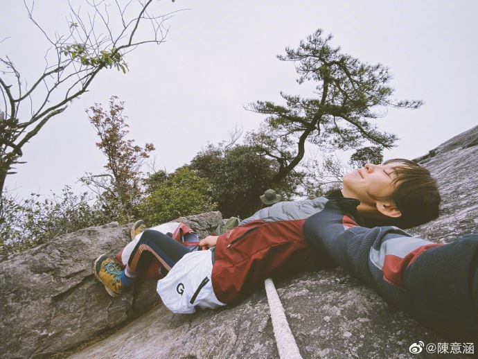 陈意涵与友人登山元气满满 悬崖峭壁徒手攀爬场面超惊险