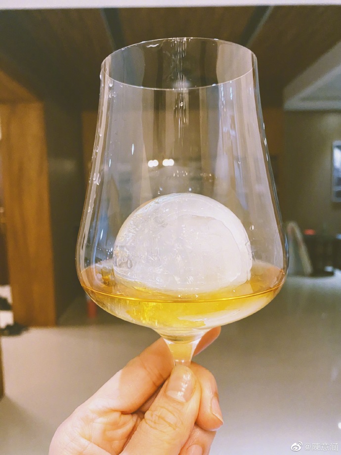 陈意涵与友人登山元气满满 悬崖峭壁徒手攀爬场面超惊险