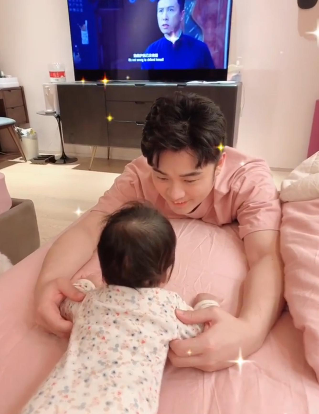 陈赫分享带娃日常 与小女儿有爱互动氛围温馨