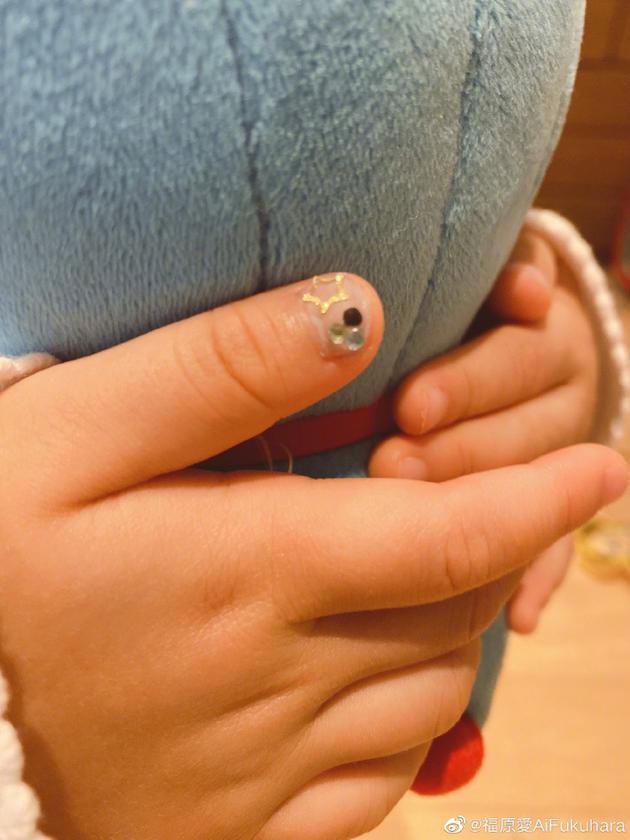 福原爱宅家为女儿做美甲 女儿亲自选款式创意满满