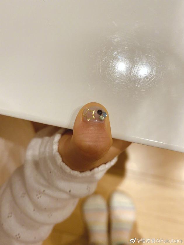 福原爱宅家为女儿做美甲 女儿亲自选款式创意满满