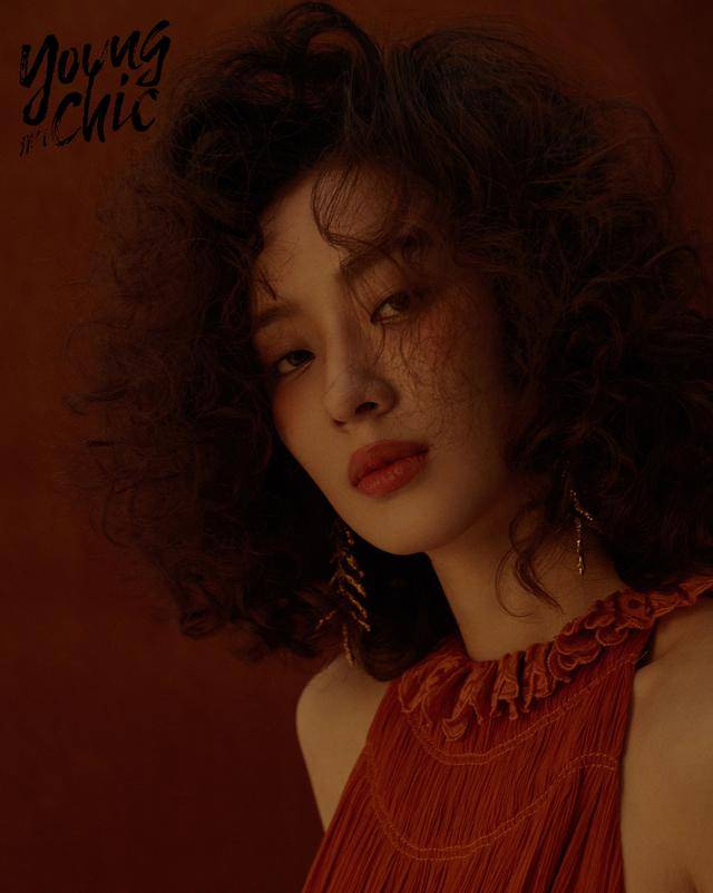 孙佳雨最新写真大片 玩转复古潮味十足