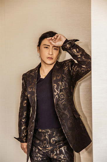 陈志朋时尚大片曝光 印花西装诠释冷峻帅气