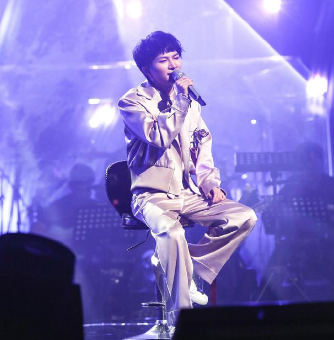 岳云鹏发文夸周深太厉害 网友：你要帮帮唱？