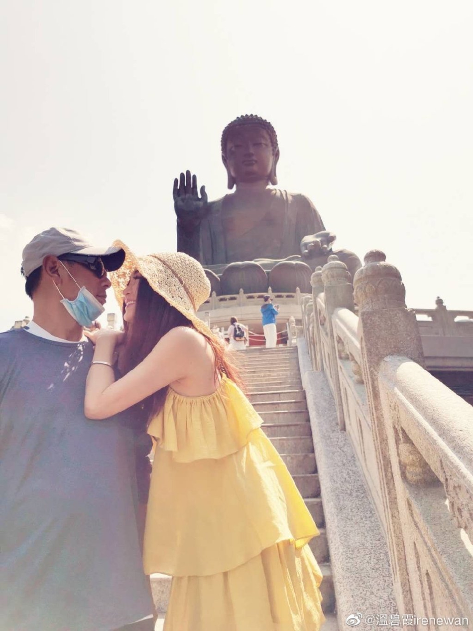 温碧霞晒全家出游美照 甜蜜亲吻老公尽显小女人风情