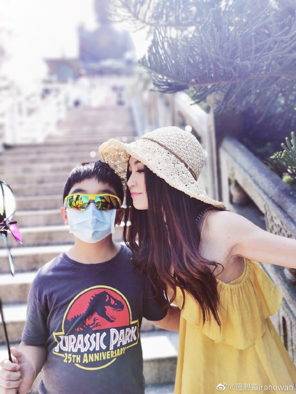 温碧霞晒全家出游美照 甜蜜亲吻老公尽显小女人风情