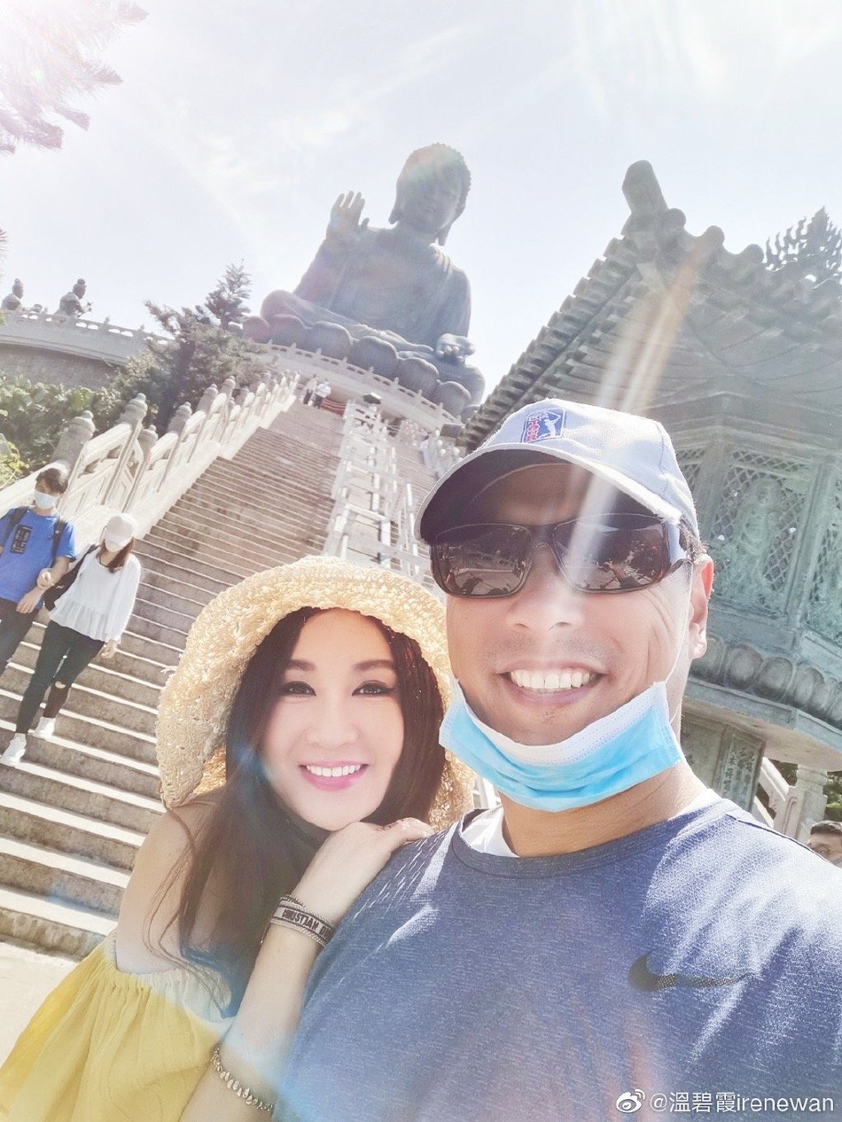 温碧霞晒全家出游美照 甜蜜亲吻老公尽显小女人风情