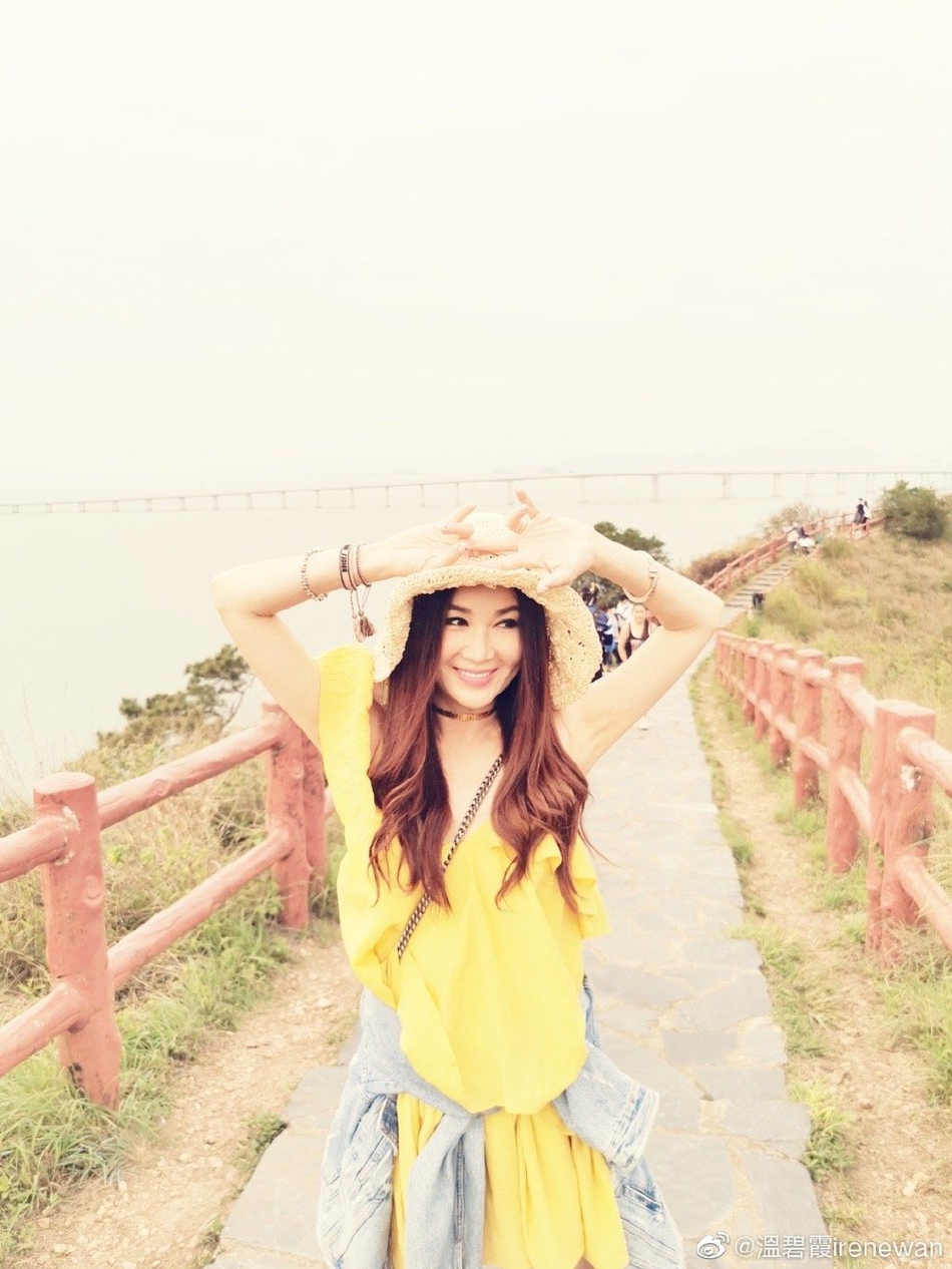 温碧霞晒全家出游美照 甜蜜亲吻老公尽显小女人风情