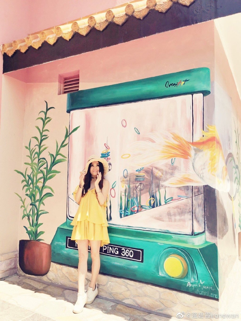 温碧霞晒全家出游美照 甜蜜亲吻老公尽显小女人风情