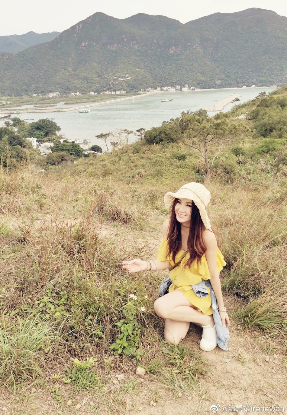 温碧霞晒全家出游美照 甜蜜亲吻老公尽显小女人风情