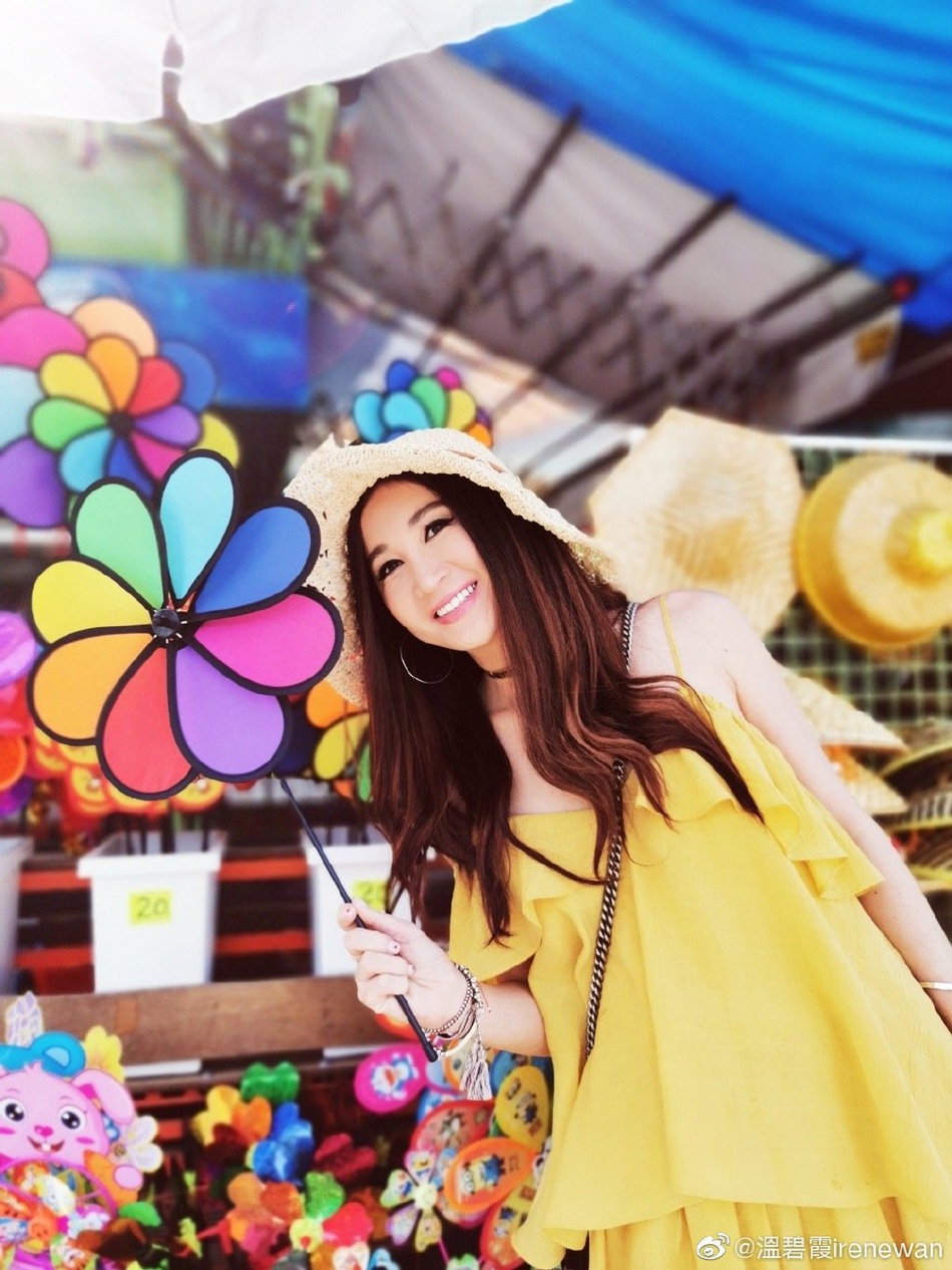 温碧霞晒全家出游美照 甜蜜亲吻老公尽显小女人风情