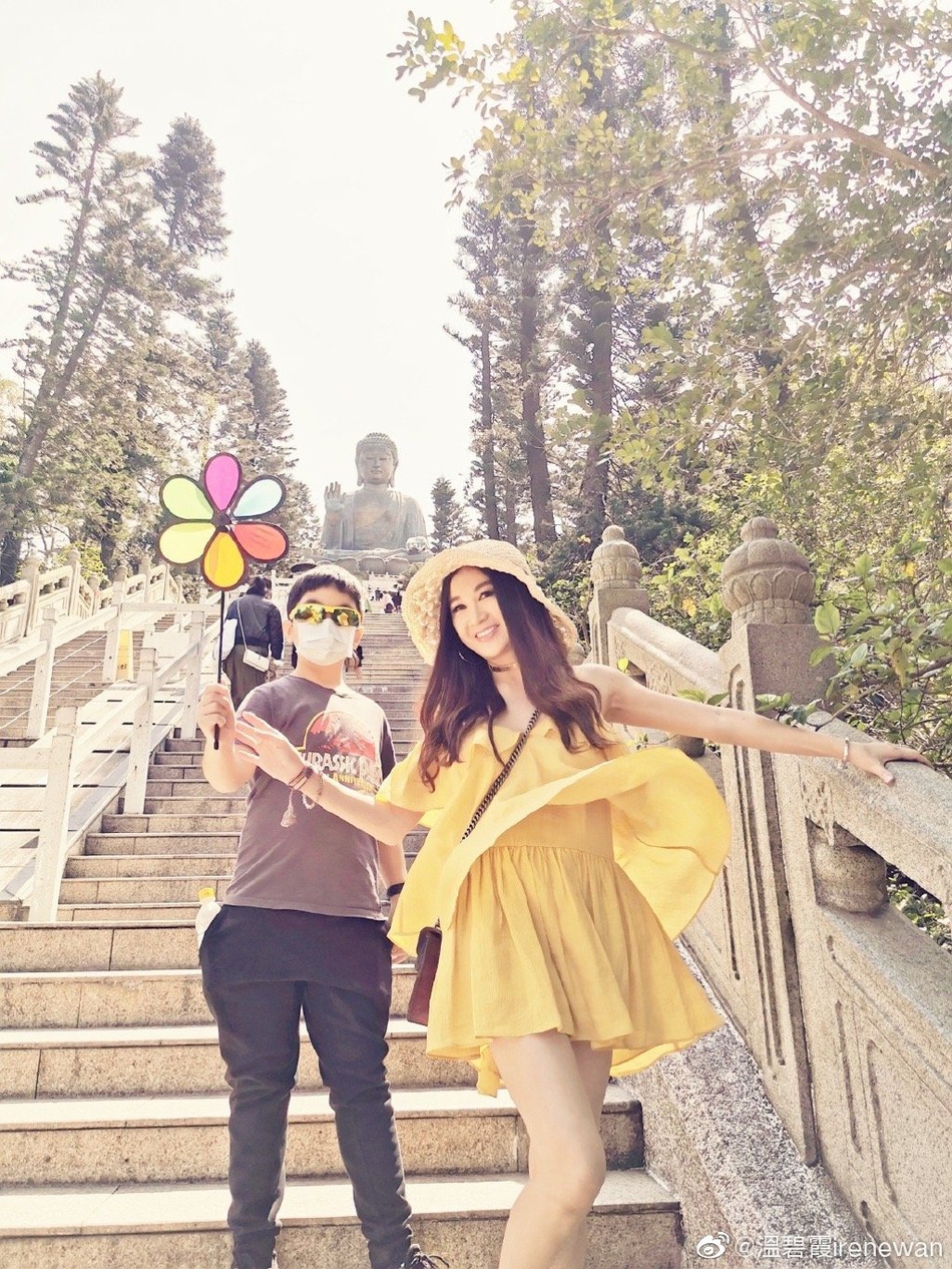 温碧霞晒全家出游美照 甜蜜亲吻老公尽显小女人风情