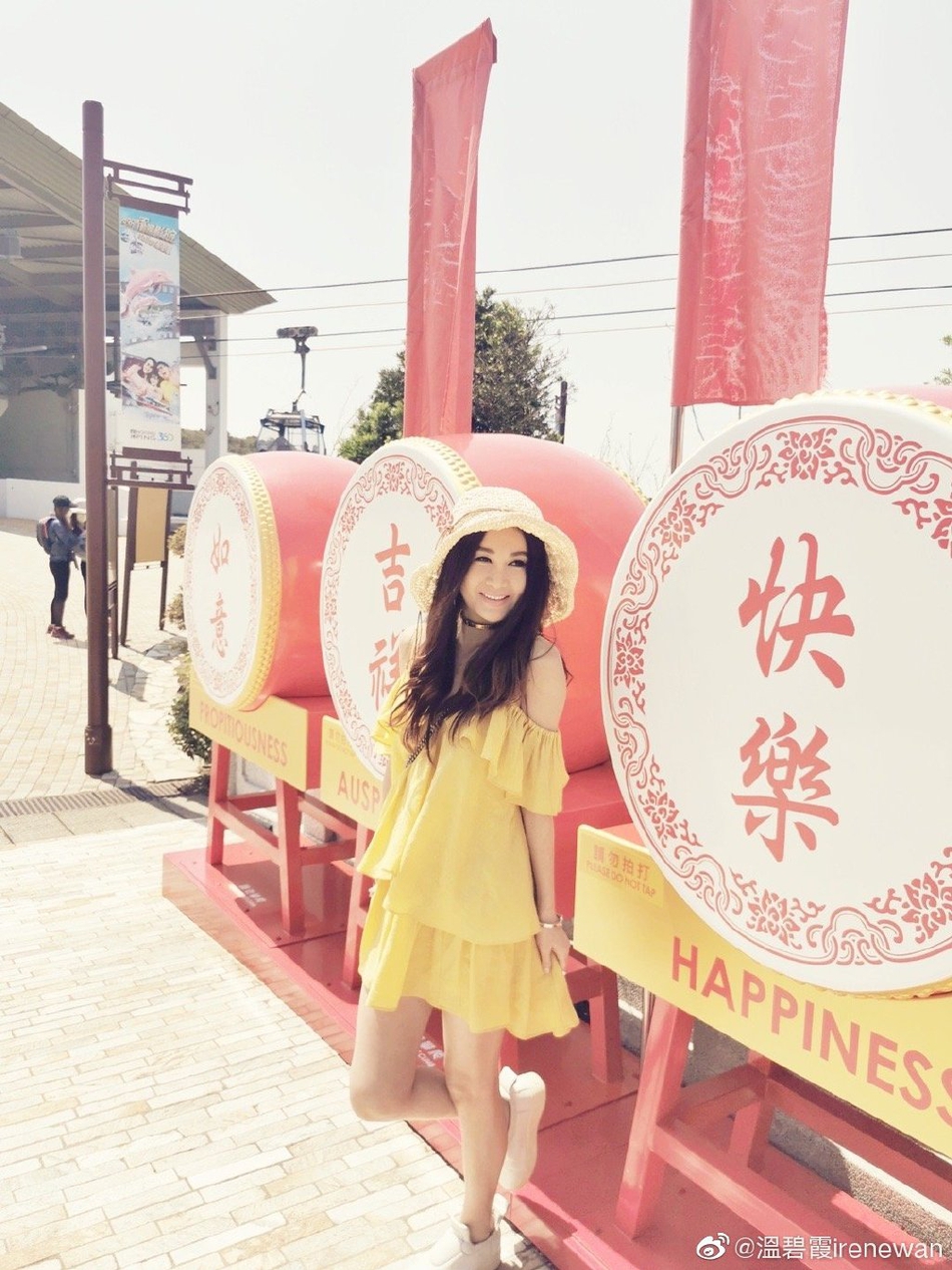 温碧霞晒全家出游美照 甜蜜亲吻老公尽显小女人风情