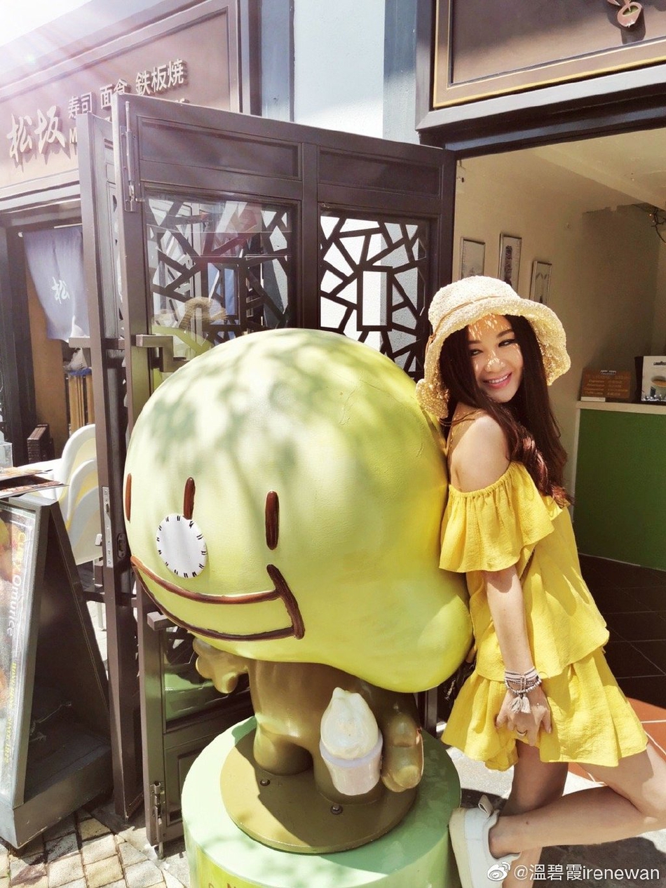 温碧霞晒全家出游美照 甜蜜亲吻老公尽显小女人风情