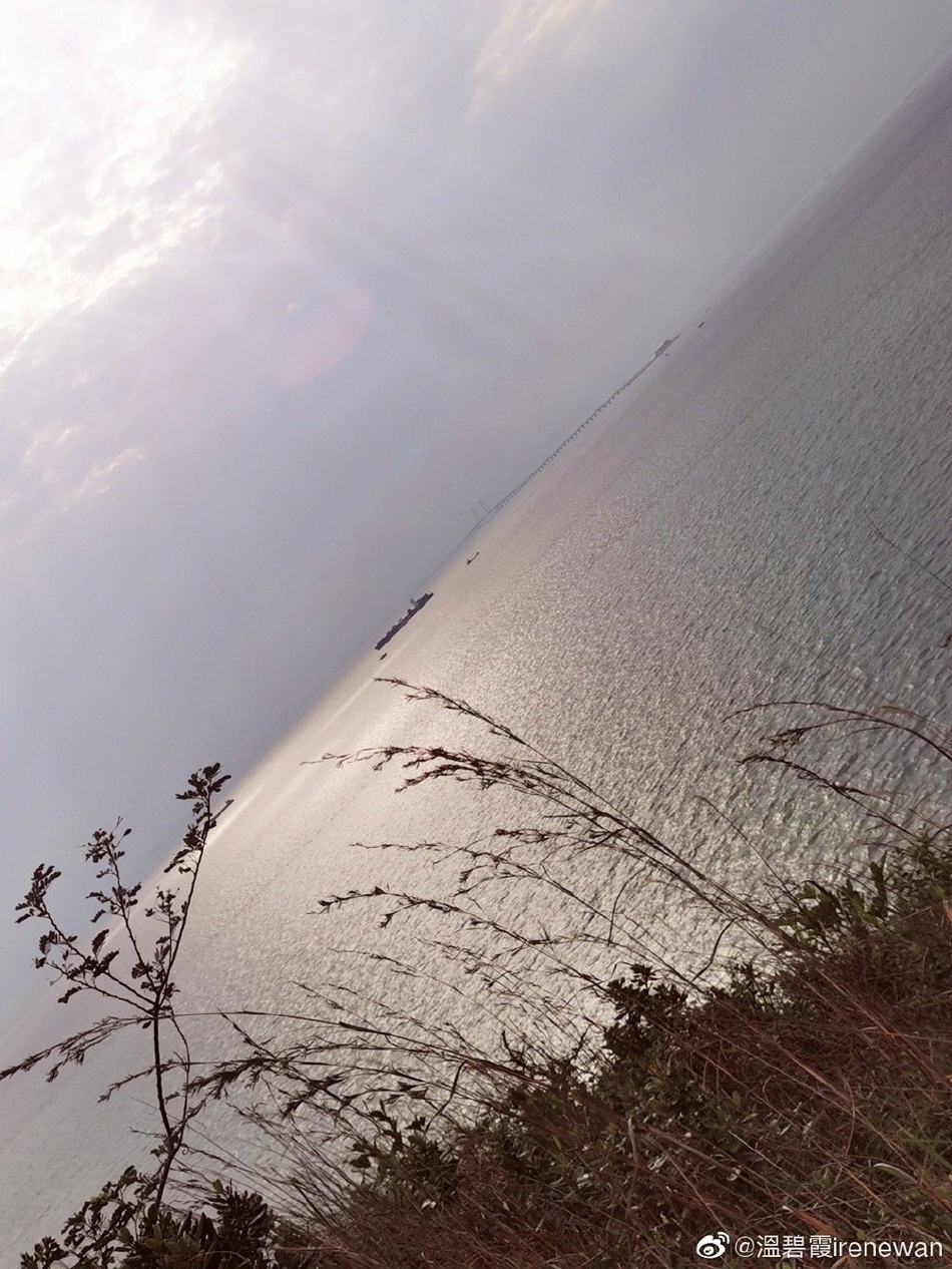 温碧霞晒全家出游美照 甜蜜亲吻老公尽显小女人风情