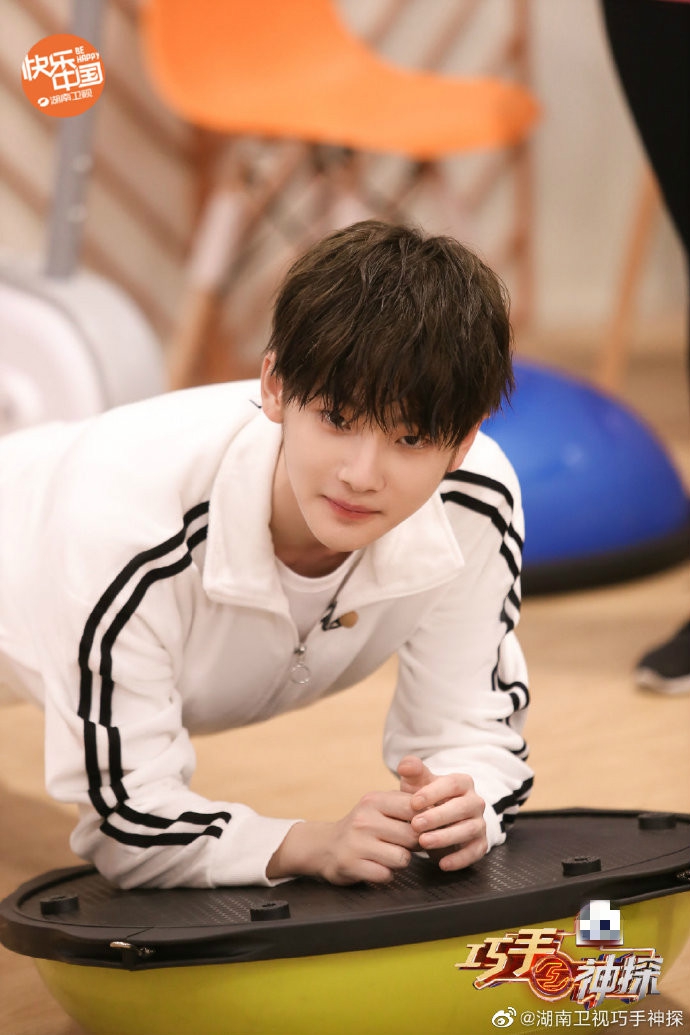 周震南穿风衣神探风满满 在线做平板支撑呆萌可爱