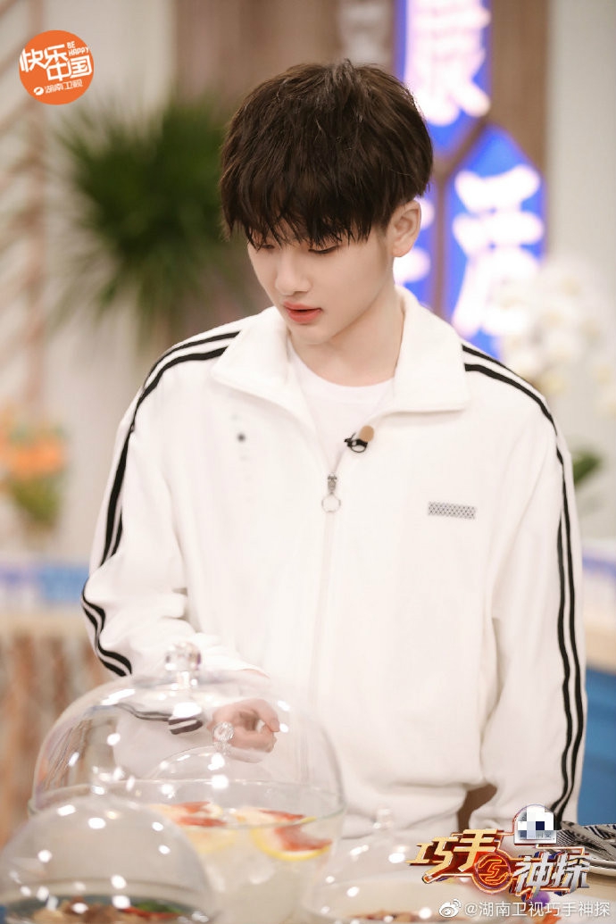 周震南穿风衣神探风满满 在线做平板支撑呆萌可爱