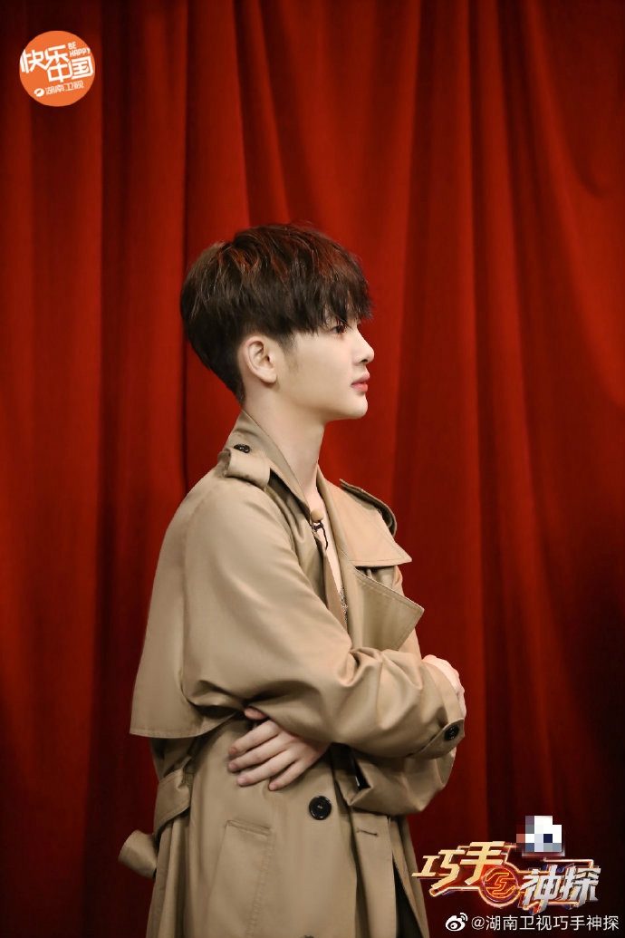 周震南穿风衣神探风满满 在线做平板支撑呆萌可爱