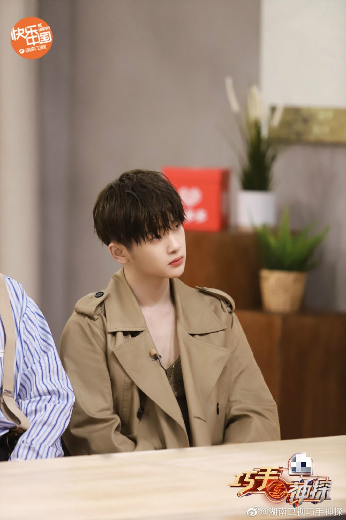 周震南穿风衣神探风满满 在线做平板支撑呆萌可爱
