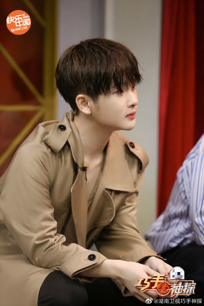 周震南穿风衣神探风满满 在线做平板支撑呆萌可爱