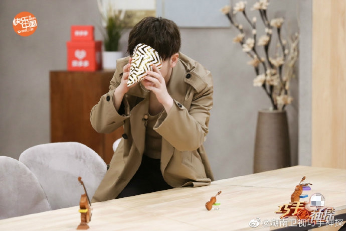 周震南穿风衣神探风满满 在线做平板支撑呆萌可爱