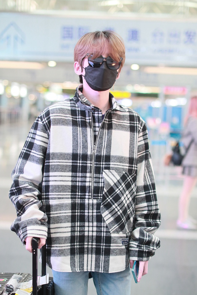 赵品霖穿格子装亮相满满青春气息 手推行李箱帅气有范